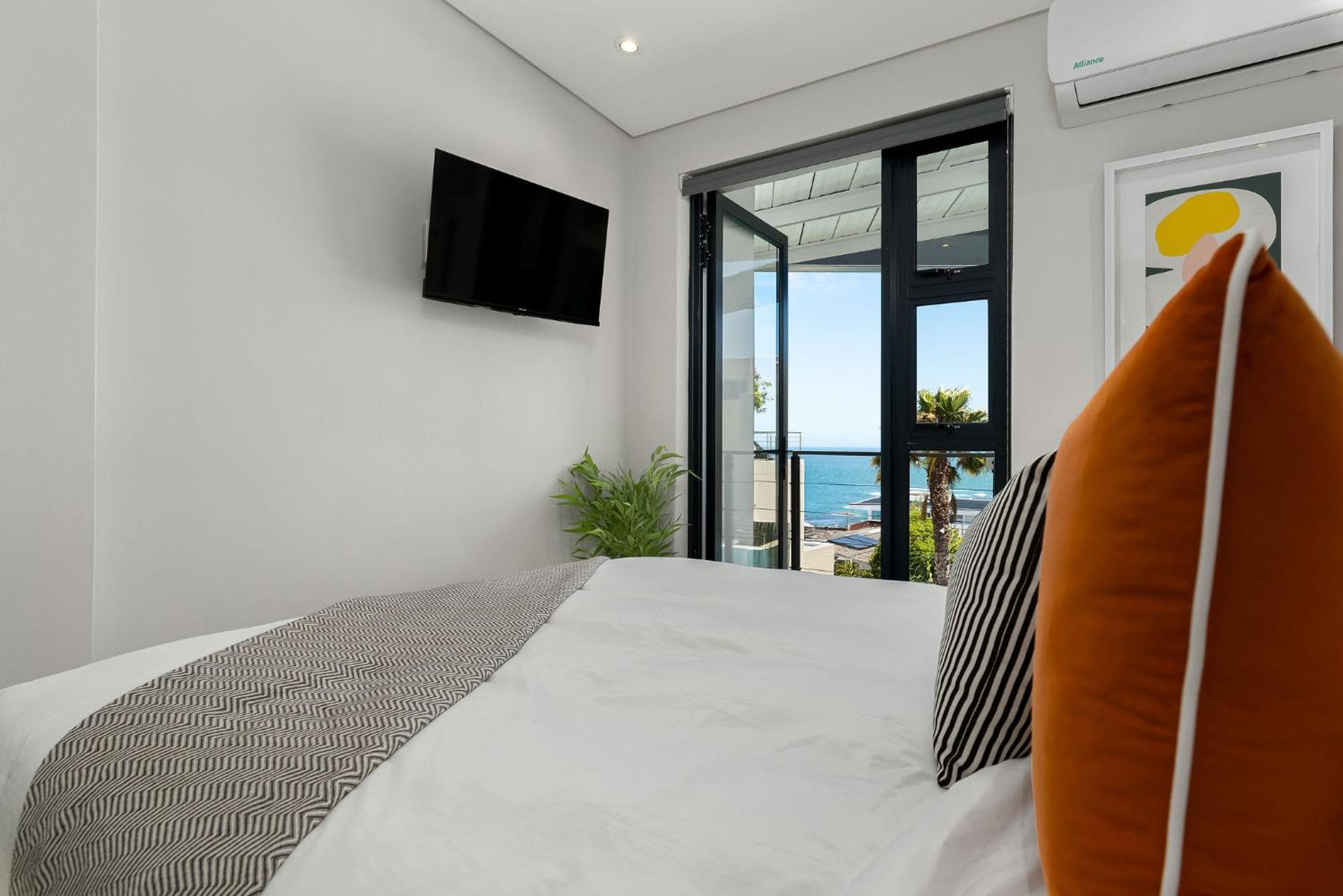 Отель Neighbourgood 1St Crescent Camps Bay Кейптаун Экстерьер фото
